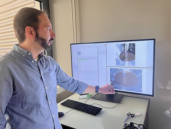 Alejandro Lorca Mouliaá zeigt verschiedene Arbeitsschritte.