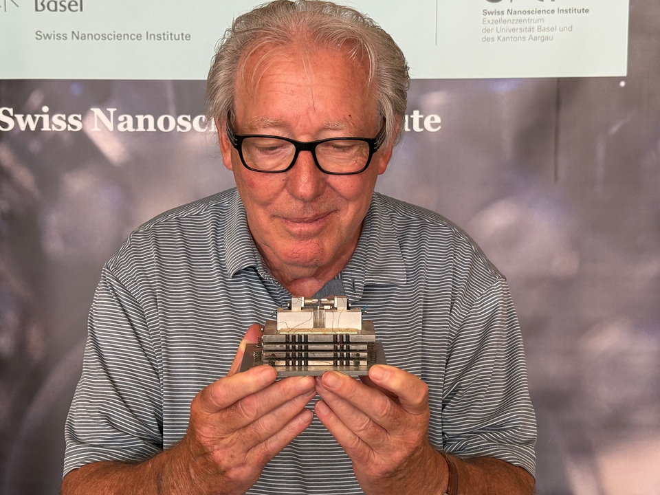 Bild von Christoph Gerber mit dem AFM-Modell in der Hand.