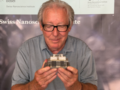 Bild von Christoph Gerber mit dem AFM-Modell in der Hand.