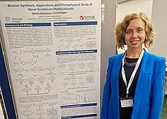 Eine Frau neben einem Poster