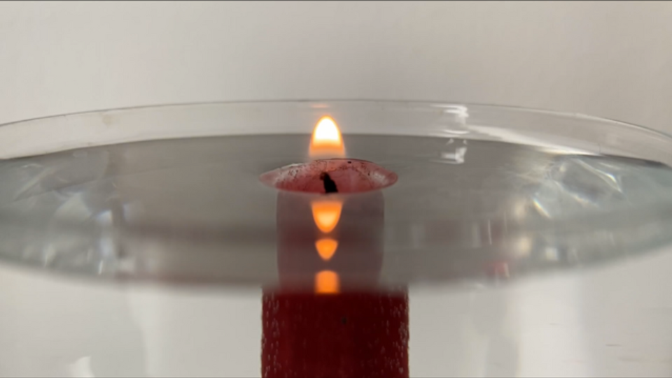 Eine Kerze auf Tauchgang