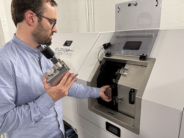 Proben werden in das Elektronenbeugungsmessgerät geladen