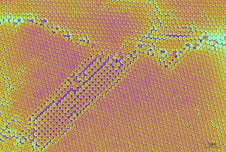 Bild: Mikrokugeln wurden aus Styrol durch Emulsionspolymerisation von Studierenden im Praktikum  Polymere an der FHNW hergestellt