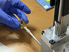 Laden eines Gitters in einen Transferbehälter