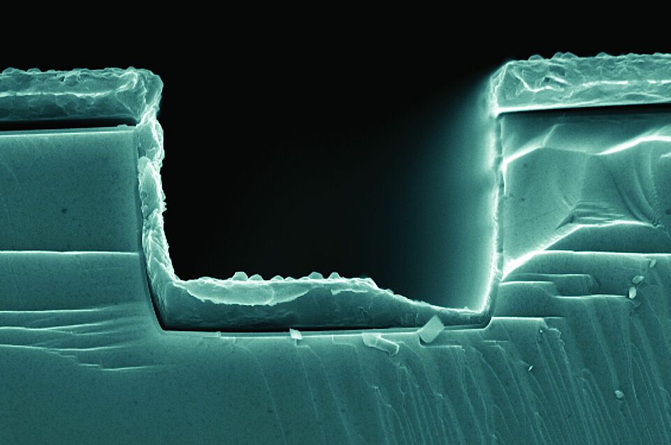MOSFETs mit mikroskopisch kleinen u-förmigen Gräben liefern vielversprechende Ergebnisse (H. Rossmann)