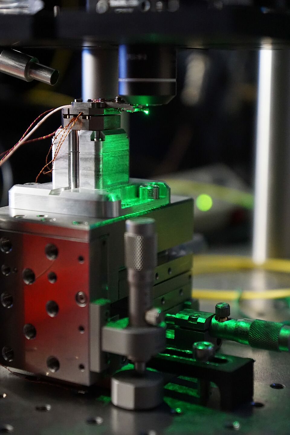 Elektronen in Stickstoff-Vakanz-Zentren in einem winzigen Diamanten werden zur Aussendung eines Lichtsignals angeregt.