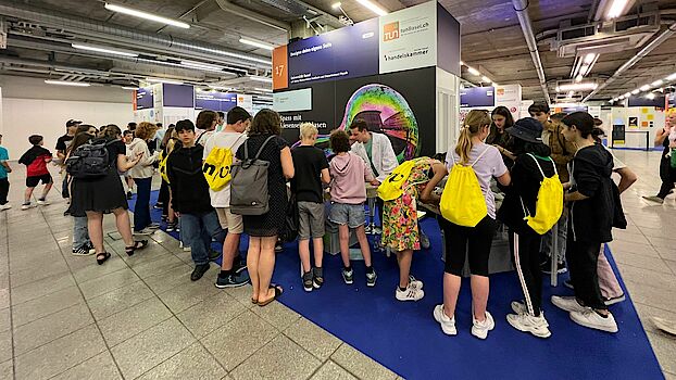 Die Kinder am SNI-/Physik-Stand gossen mehr als 2800 Seifenstückchen. Das Team vom SNI und dem Departement Physik verbrauchte zudem 80 Liter Seifenlaugen für wunderschöne und ausgefallene Seifenblasen. (Bild: C. Möller, SNI)