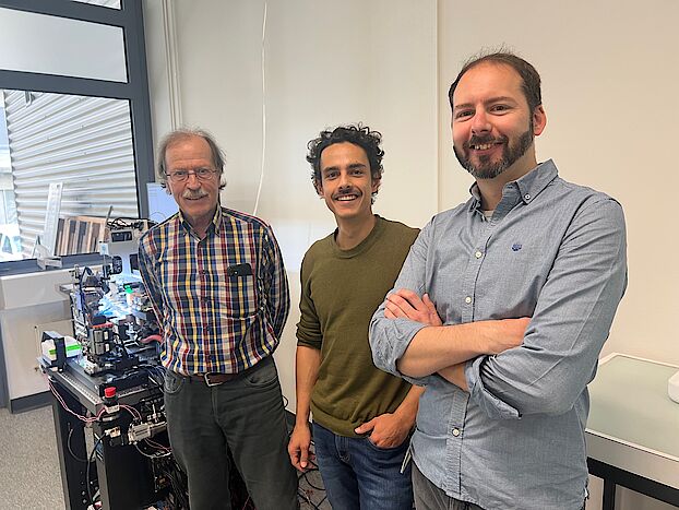 Andreas Engel, Nicolás Candia und Alejandro Lorca Mouliaá haben zusammen cryoWrite aufgebaut und führen zurzeit den Prototyp verschiedenen Kunden vor.