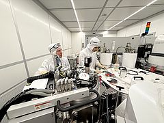 Zwei Personen an einer Sputteranlage