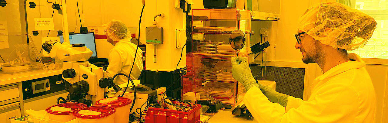 Viele Arbeiten im Nano Fabrication Lab finden im Reinraum statt.