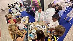 Welche Farbe, welchen Duft nehme ich nur? (Bild: C. Möller, SNI)