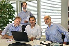 Die vier Gründer von «ELDICO Scientific», Dr. Gunther Steinfeld, Nils Gebhardt, Dr. Gustavo Santiso-Quinones und Dr. Eric Hovestreydt (von links nach rechts), werden ein Elektronendiffraktometer für die Analyse von nanoskaligen Materialien.