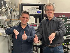 Andreas Baumgartner und Christian Schönenberger im Labor