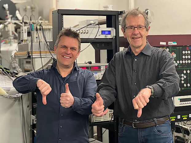 Andreas Baumgartner and Christian Schönenberger in the lab