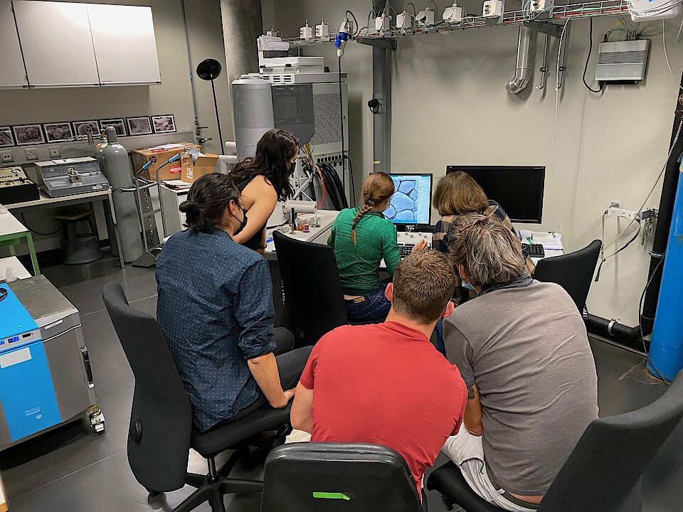 Bei einem Workshop im Nano Imaging Lab des SNI bekam das Team vom Technorama eine Einführung in Probenvorbereitung und Gebrauch des Rasterelektronenmikroskops.