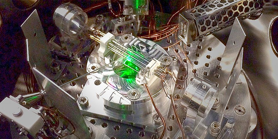 As part of the new research center, state-of-the-art measurement technology is being developed. The image shows an experimental setup for the high-precision quantum logic spectroscopy of single molecules. (Image: University of Basel)