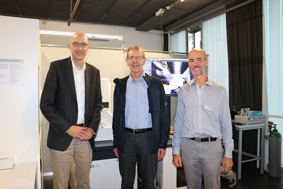 Bei einer Feierstunde präsentieren Thorsten-D. Künnemann (Technrorama), Christian Schönenberger (SNI) sowie Harry Brandenberger (Gloor Instruments) das neue REM. (Bild: K. Beyer-Hans, SNI)