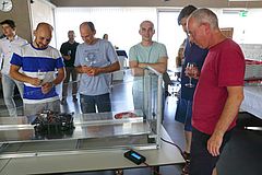 Im Juli konnten Mitarbeiter des SNI und des Departement Physik mit Alex und Felix auf den Erfolg anstossen, mit ihnen diskutieren und die Magnetschwebebahn in Aktion bestaunen.